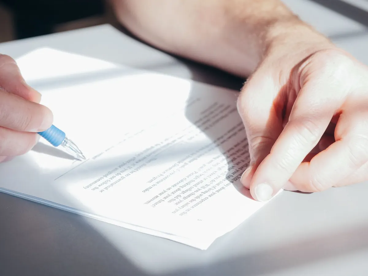 Firma de documentos de compraventa