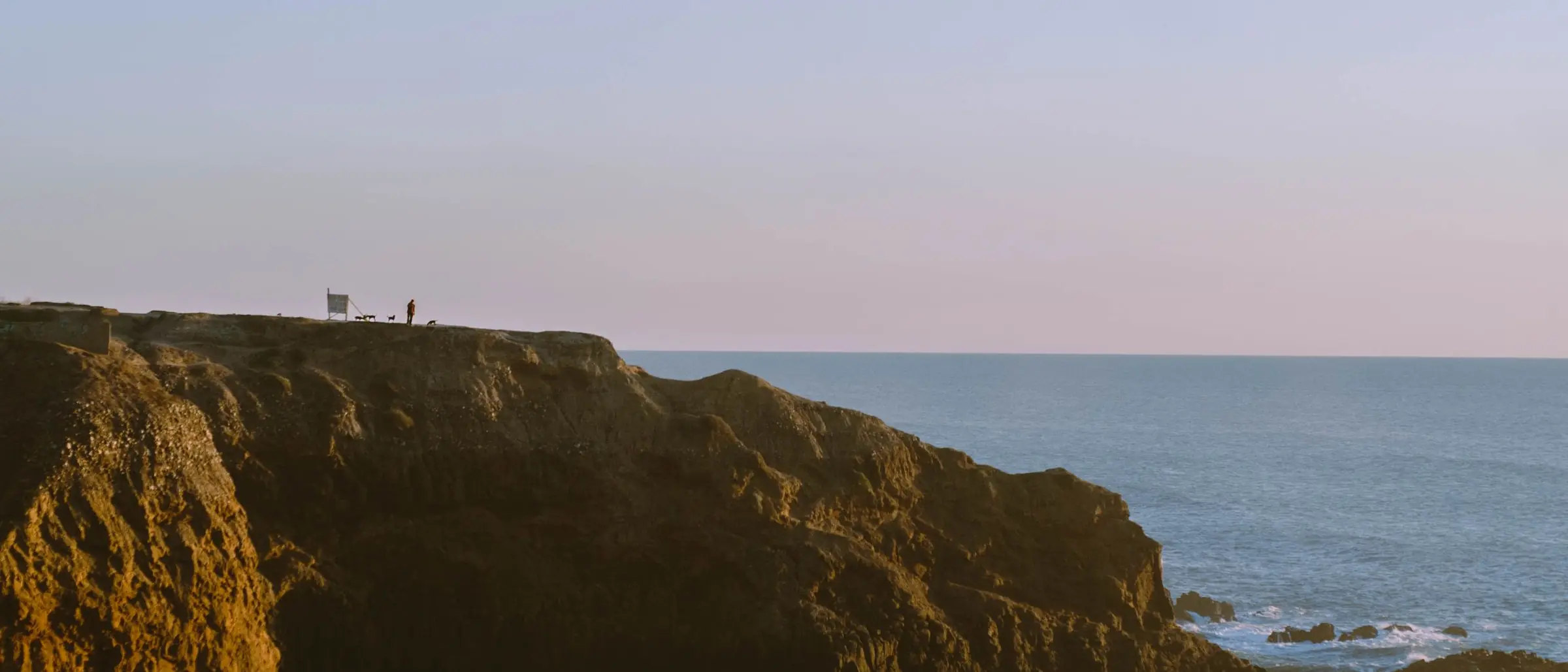 Acantilados de Rosarito sobre el océano Pacífico al atardecer