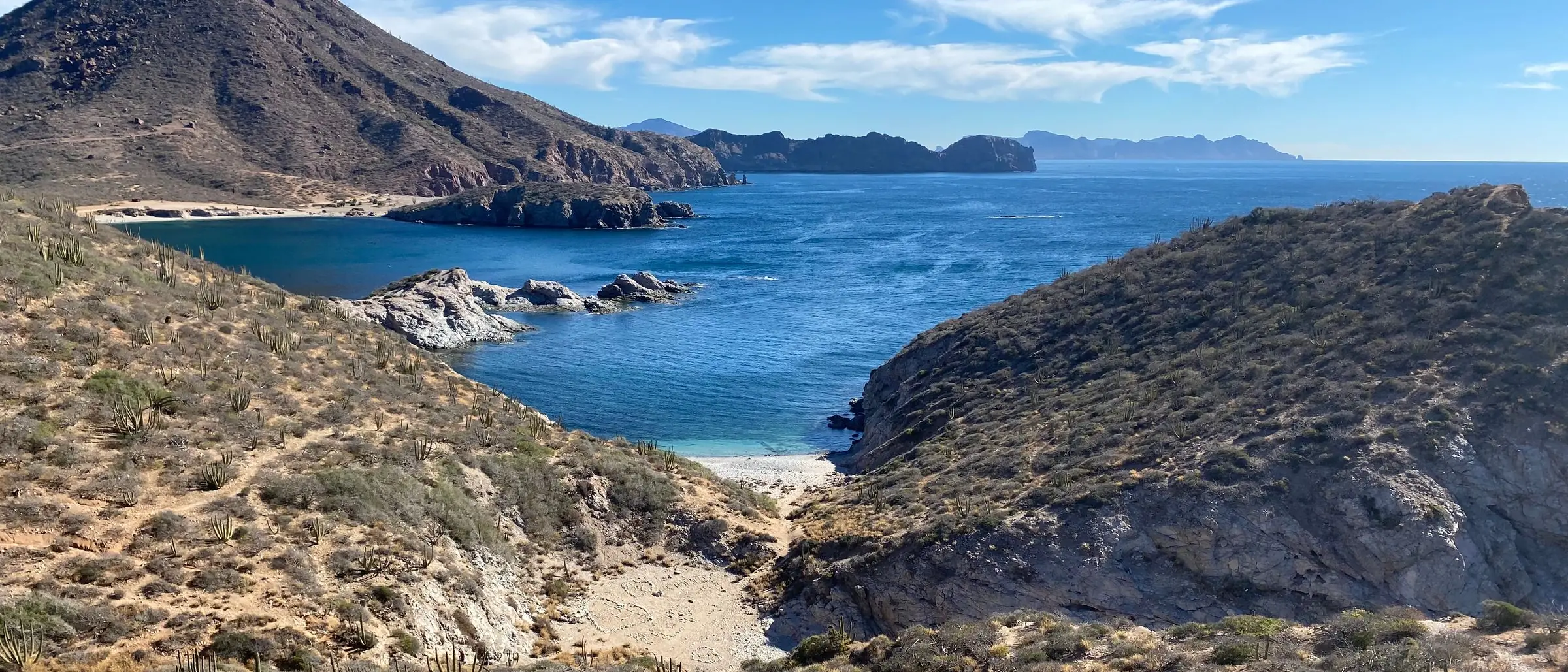 Bahía del Mar de Cortés en Sonora rodeada de cerros y desierto