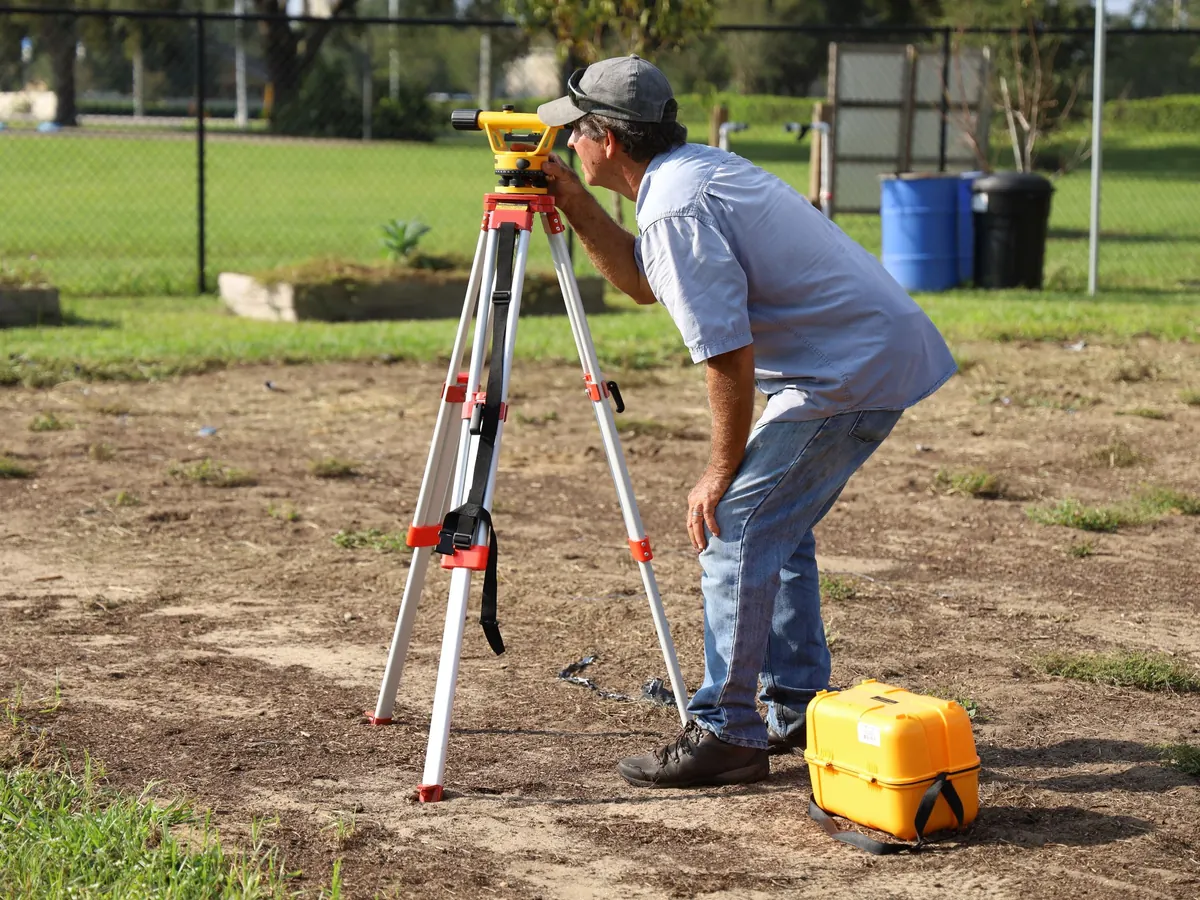 Topógrafo midiendo un terreno con estación total
